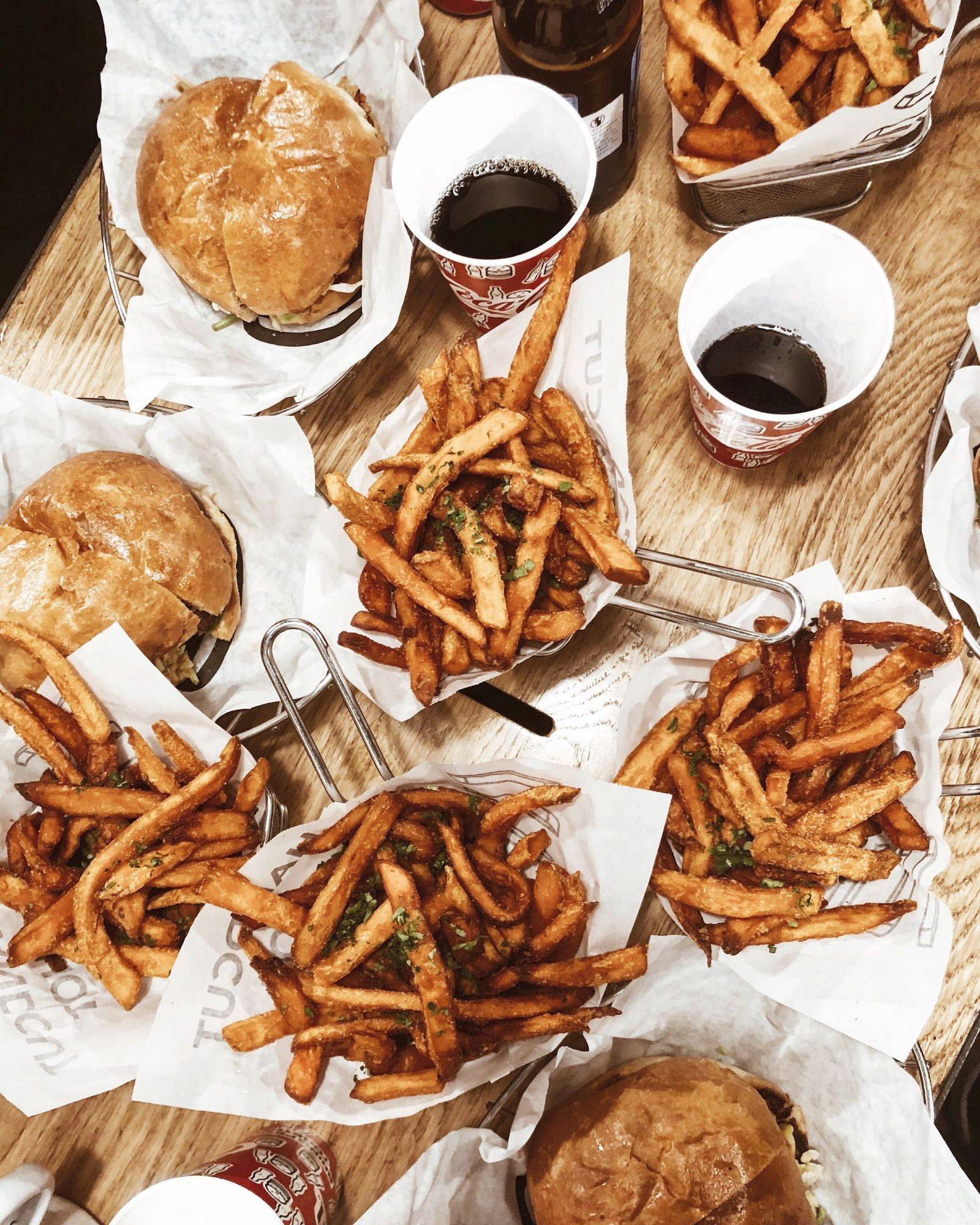 Table de restaurant avec burgers et frites